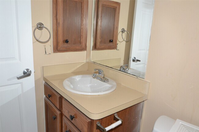 Building Photo - 304 Dell Ct