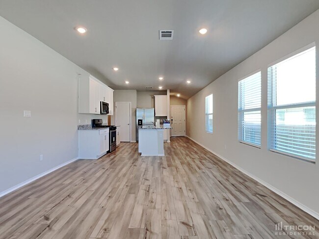 Building Photo - 5217 Saddle Clb Dr