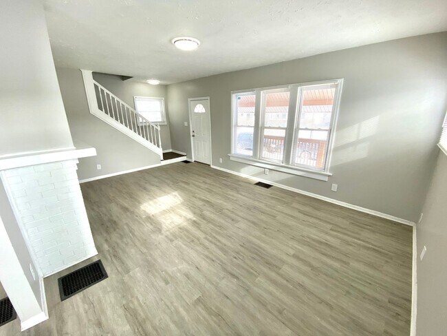 Building Photo - Newly Rehabbed Single Family in Dayton!: N...