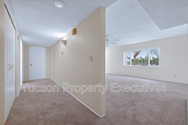 Building Photo - 510 W Cll Lago