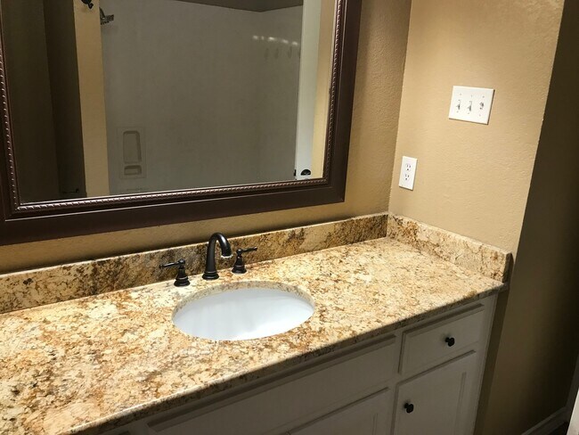 Building Photo - 3/2 super clean and move in ready in MIDWAY ISD