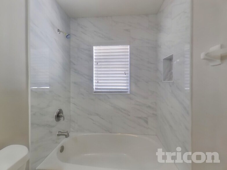 Building Photo - 10123 41st Ct E