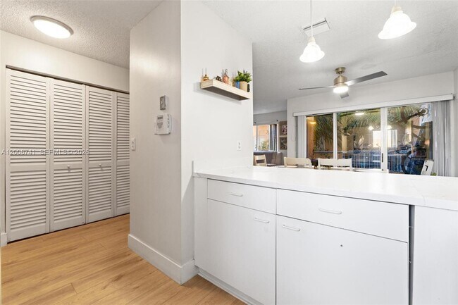 Building Photo - 6235 SW Kendale Lakes Cir