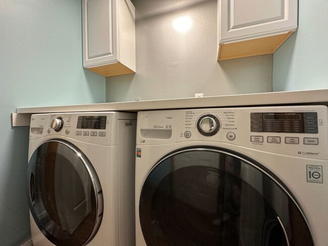 Building Photo - 401 Park Creek Ct