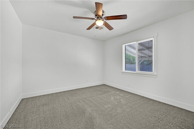 Building Photo - 1050 E Hassett Ave