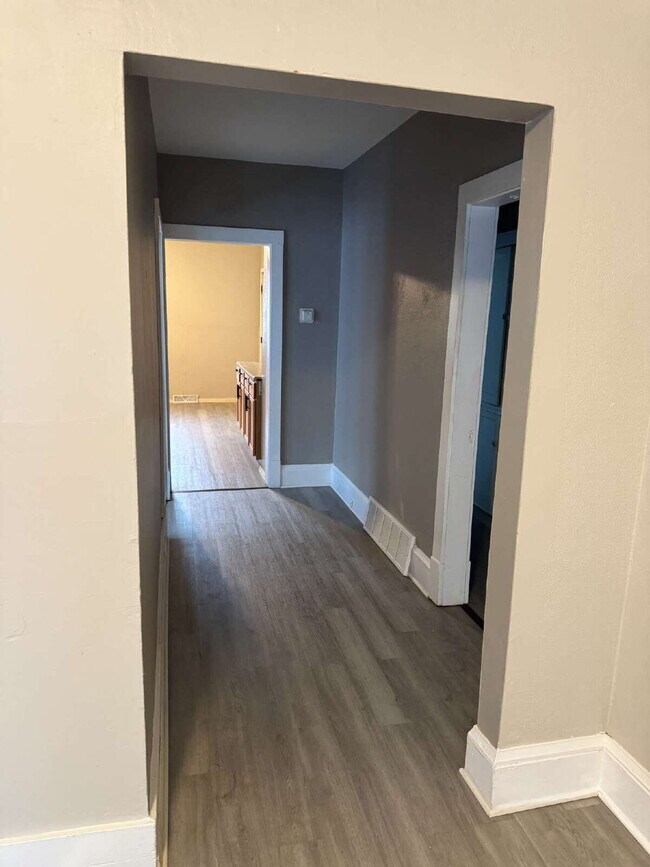 Building Photo - "Milwaukee Duplex: 3 Bedroom 1 Full Bath Lower
