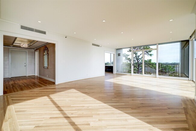 Building Photo - 121 N Post Oak Ln