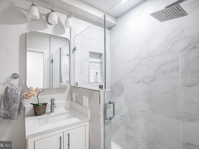 Building Photo - 2556 University Pl NW