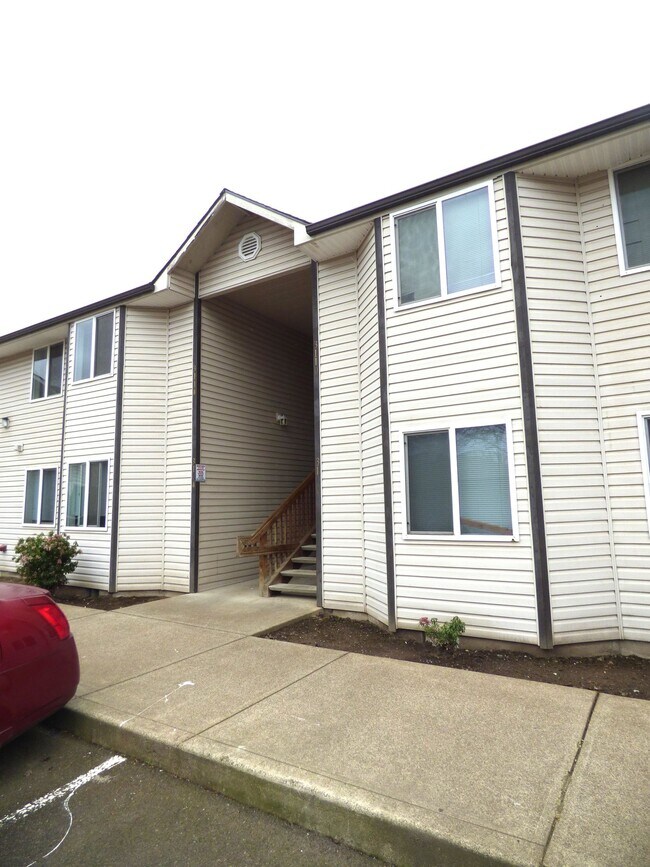 Building Photo - Rent Special: FREE May's Rent - 2 Bedroom 1 Bath Unit NE Salem!