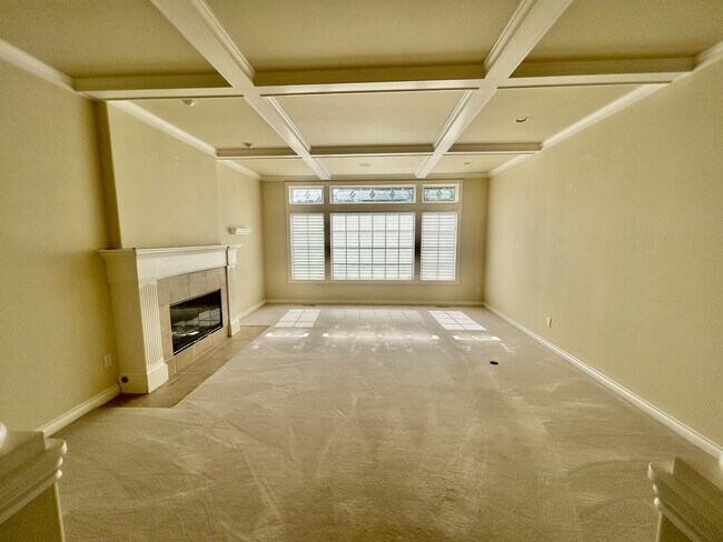 Building Photo - 560 E Maberry Dr