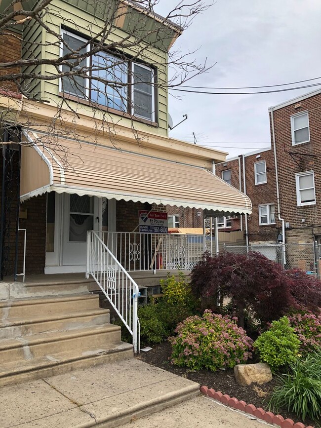 Building Photo - Gorgeous Home - Holmesburg