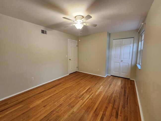 Building Photo - 720 Woodfield Dr