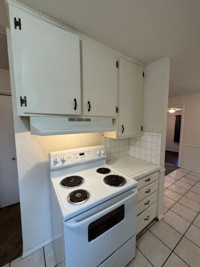 Building Photo - 4-bedroom garage conversion, cute and clea...