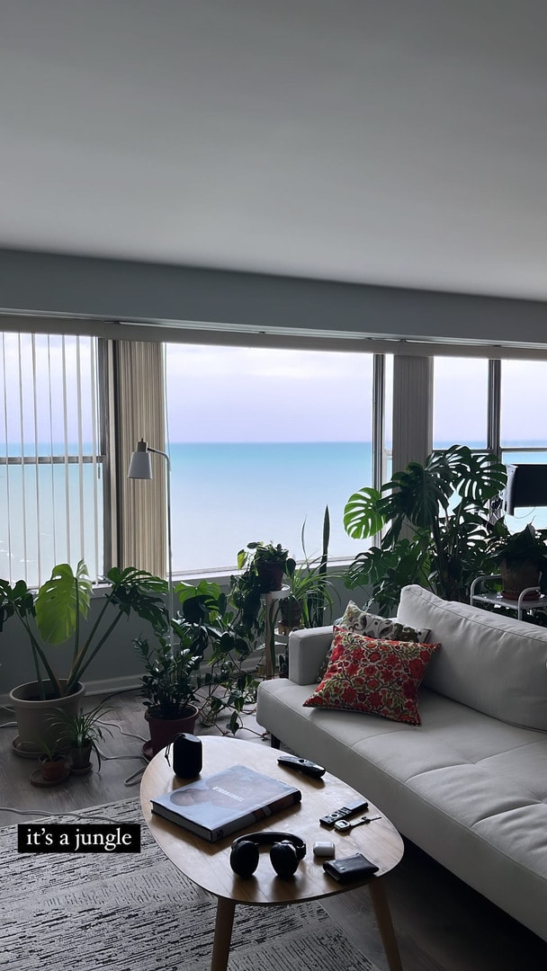 Building Photo - 6157 N Sheridan Rd