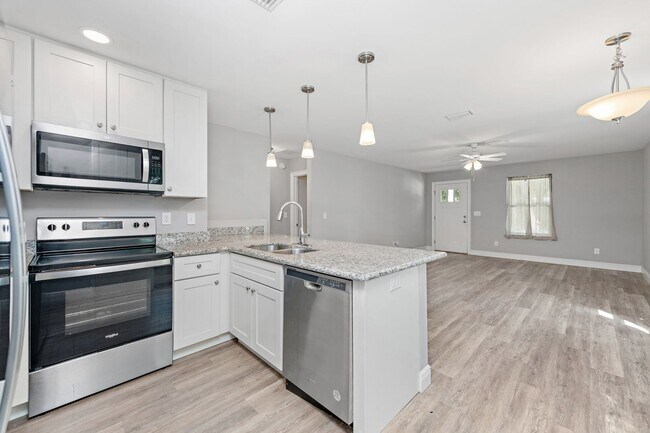 Building Photo - Charming 3-Bedroom Home in Pensacola – Clo...