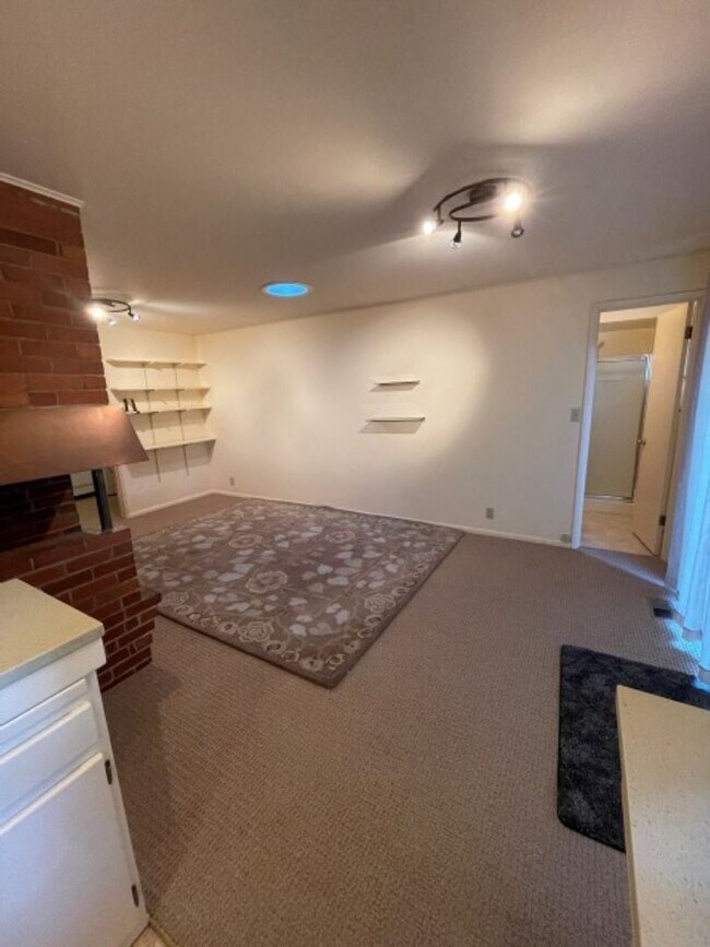 Building Photo - 3Bd/1.75Ba Shoreline House