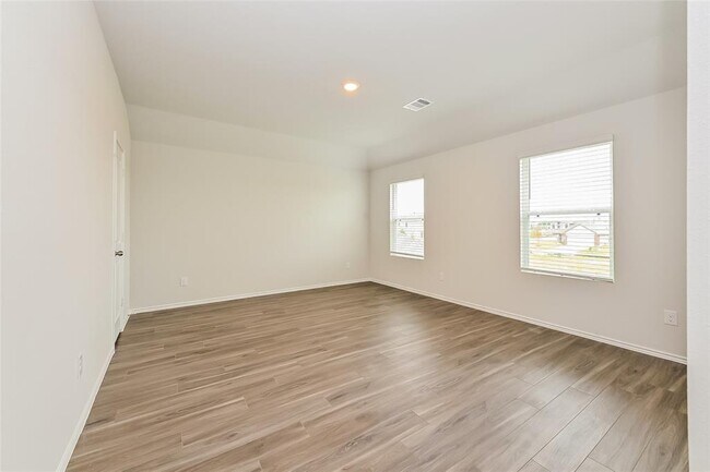 Building Photo - 2130 Middle Rdg Dr