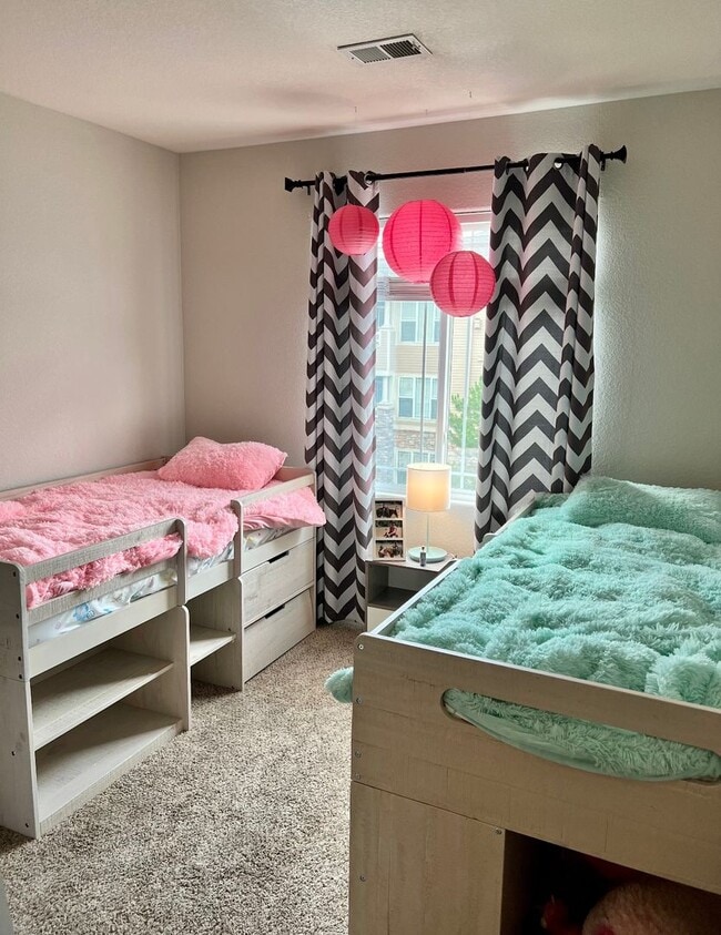 Building Photo - July 1st Move in! Top Floor 2 Bed / 2 Bath...