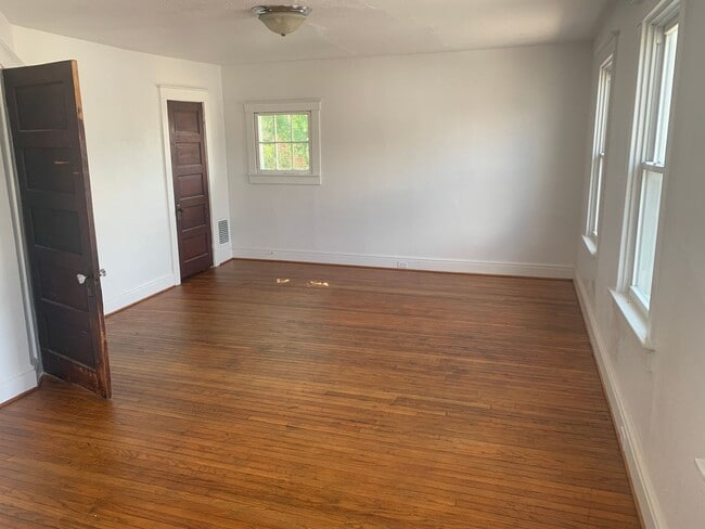 Building Photo - 2 Bedroom Detached House-East End York City