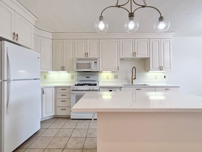 Building Photo - Beautiful & Private Millcreek Townhome!