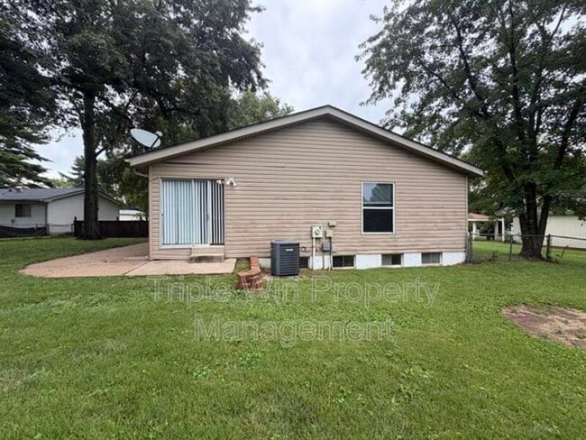 Building Photo - 2450 Jenkee Dr