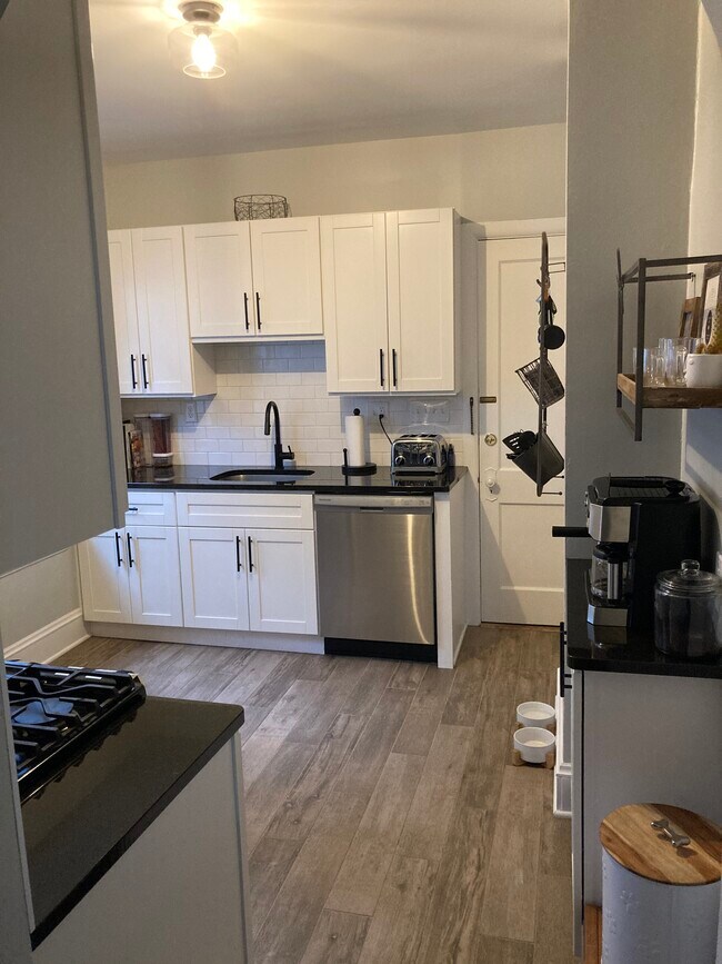 Entry to kitchen. Tile flooring, granite countertops, stainless steel appliances. - 1265 Jackson Ave