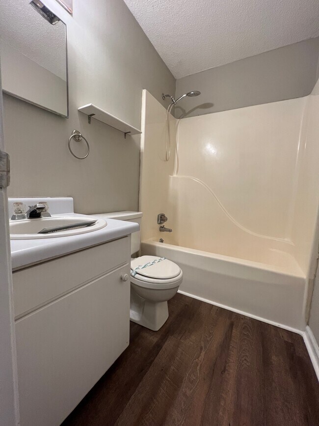 Building Photo - 212 Henderson St