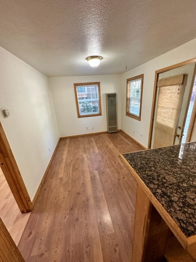 Building Photo - Cozy Pet friendly* 1Bd duplex! Available n...