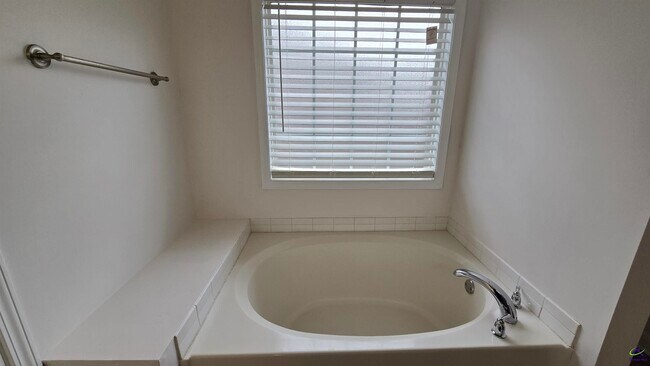 Building Photo - 124 Mary Jay Dr