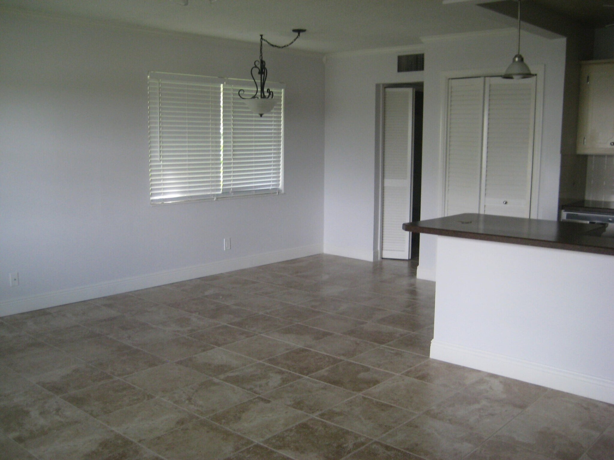 Building Photo - 210 Horizons E