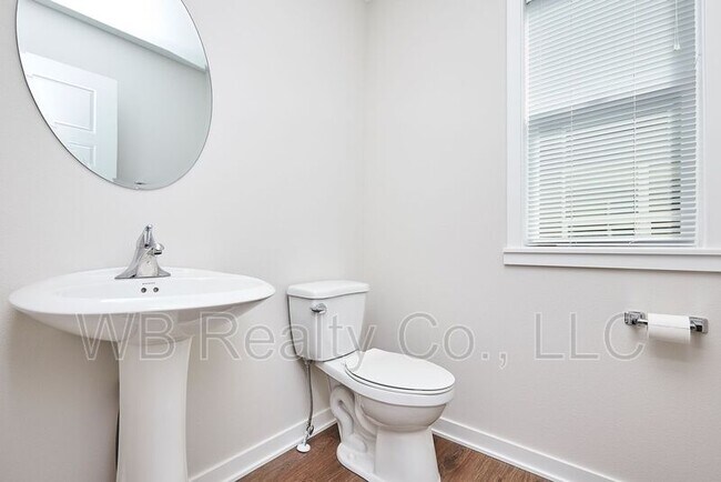 Building Photo - 1214 NW Yorktown Dr