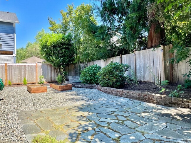 Building Photo - Spacious 4 bedrooms + Den, A/C! Pet(s)!