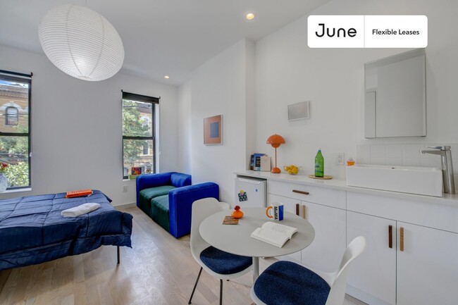 Building Photo - 827 Halsey St