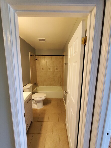 Main Bathroom - 2923 Sunset Ln