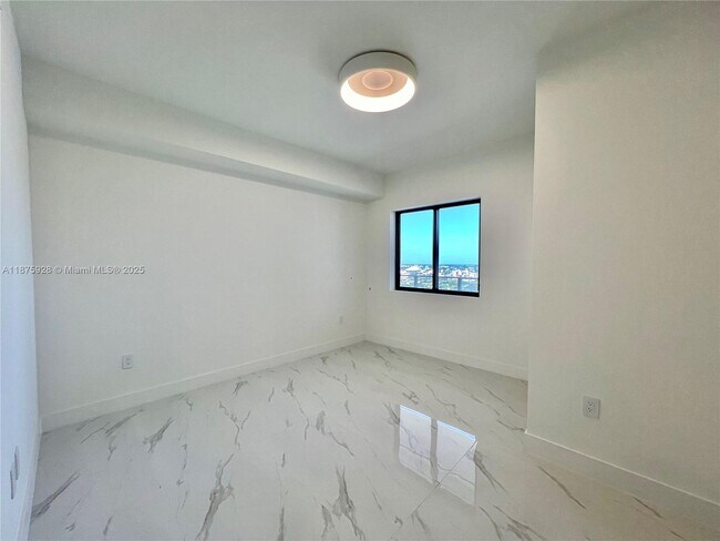 Building Photo - 700 NE 24th St