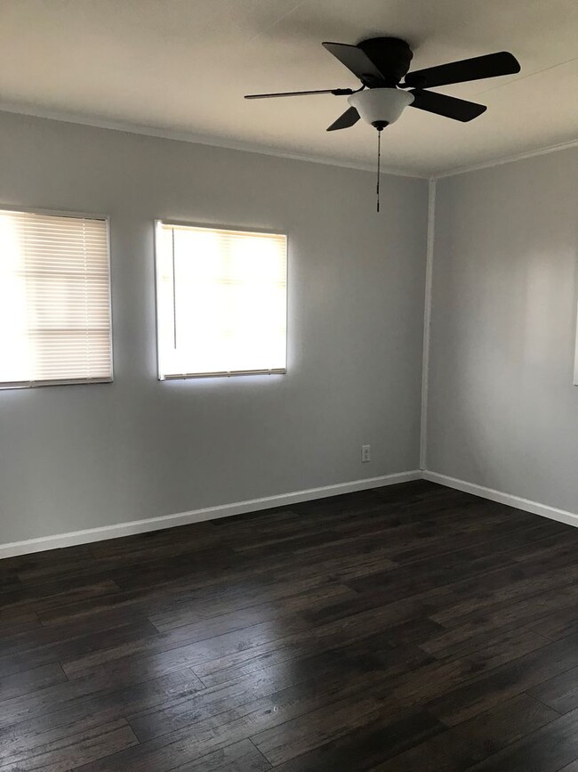 Building Photo - Bright and Cozy 2 Bedroom
