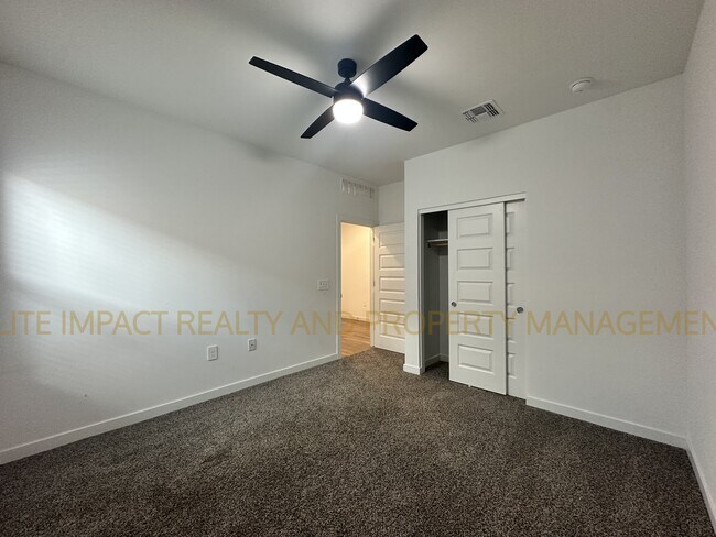 Building Photo - 11112 S Weismann Dr