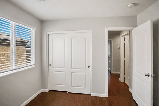 Building Photo - 4 Bedroom, 3 Den West Side Home