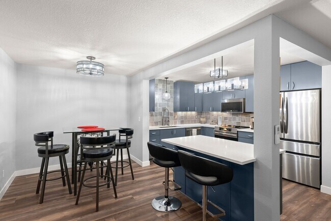 Building Photo - STYLISH 2 BED/2 BATHS LAKE OSWEGO CONDO