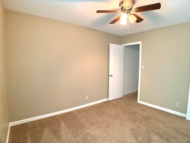 Building Photo - 511 Mallory Dr