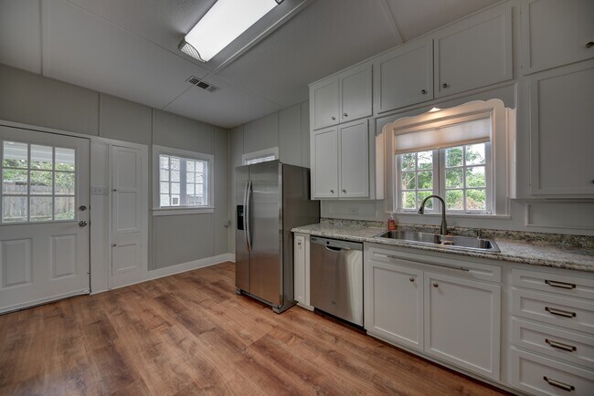 Building Photo - 909 W Main St