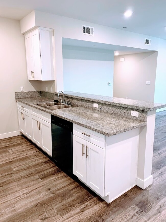 Building Photo - 14333 Roscoe Blvd