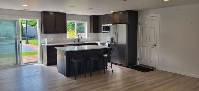 Building Photo - Fantastic 2 Bed-1 Bath Rambler in Universi...