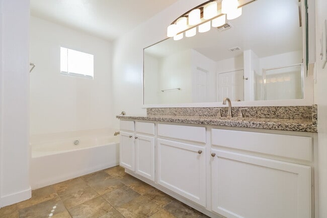 Building Photo - 5123 W Fulton St