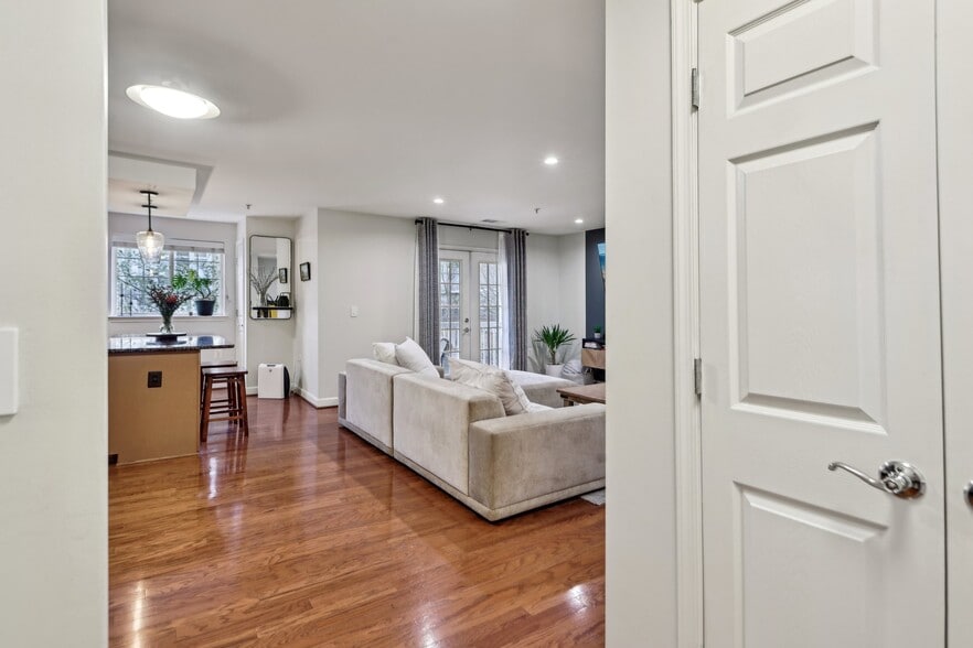 Building Photo - 4091 S Four Mile Run Dr