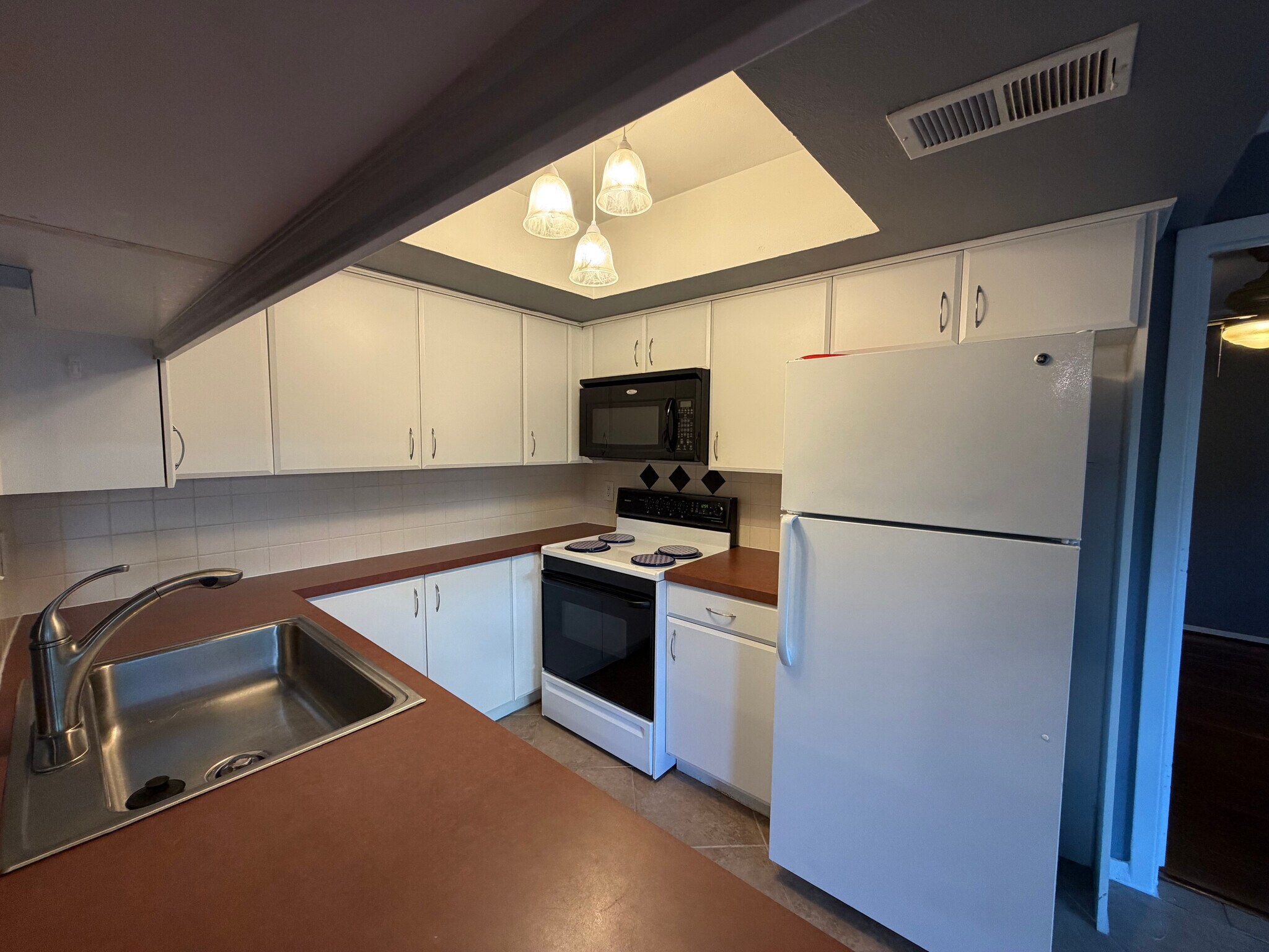 Building Photo - Room in Condo on Wedglea Dr
