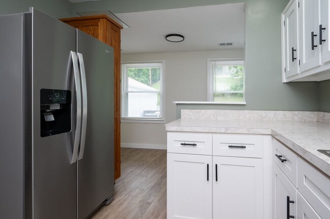 Building Photo - 3 Bed/1 Bath duplex