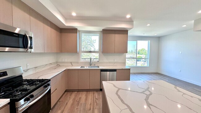 Building Photo - Top Floor 2-Bedroom with Quartz Counters &...