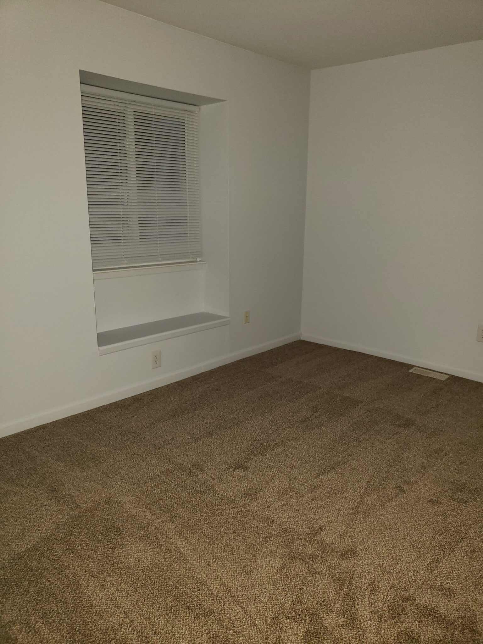 2nd BR window seat - 41177 S Woodbury Green Dr
