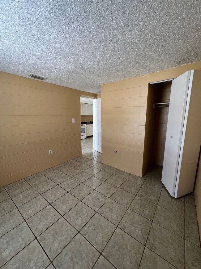 Building Photo - Quaint 3 bedroom home